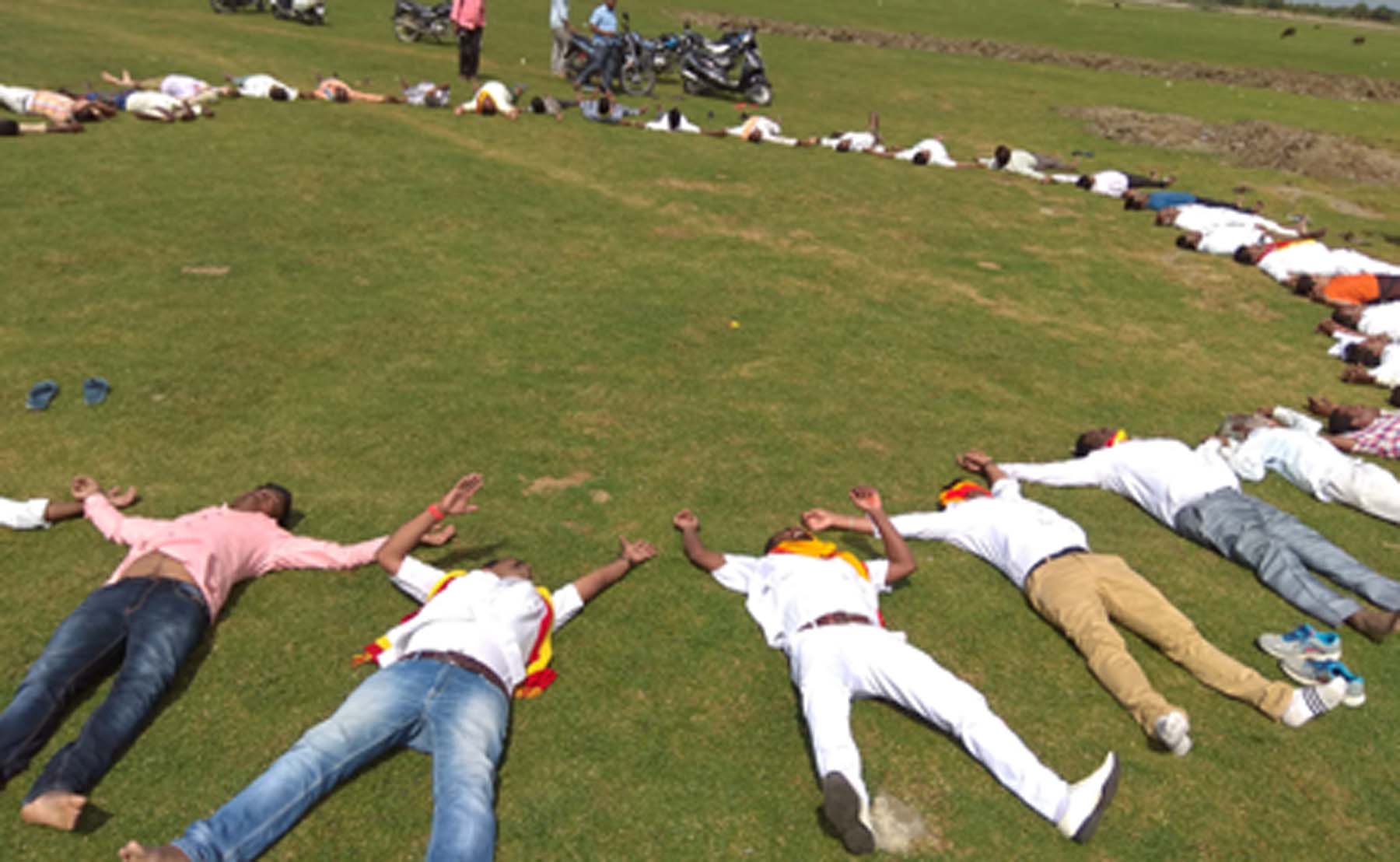 ಕೆರೆಯಂಗಳದಲ್ಲಿ ಮಲಗುವ ಮೂಲಕ ಪ್ರತಿಭಟನೆ